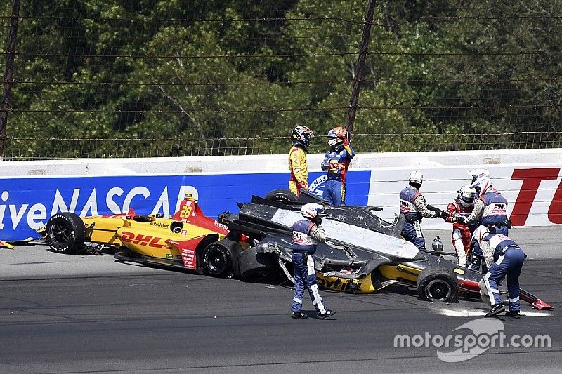 Vídeo: Acidente assustador envolve vários carros em Pocono