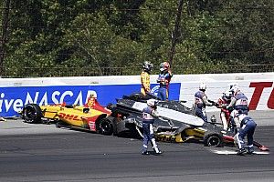 Újabb szörnyű baleset és brutális bukás az IndyCarban: videó