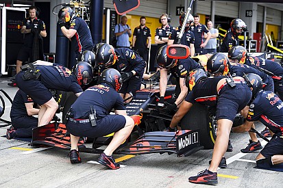 Egészen közelről a Red Bull brutálisan gyors kerékcseréje