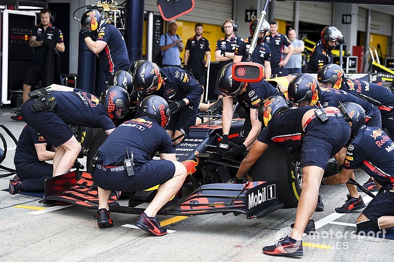 Egészen közelről a Red Bull brutálisan gyors kerékcseréje