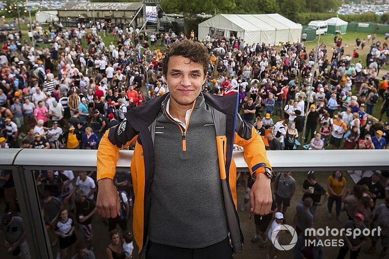 Lando Norris, McLaren, avec des fans