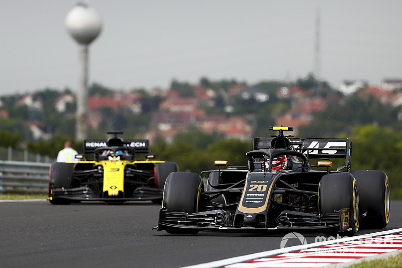 FIA направила Haas указание для Магнуссена по ходу гонки. Команда отказалась передавать его пилоту