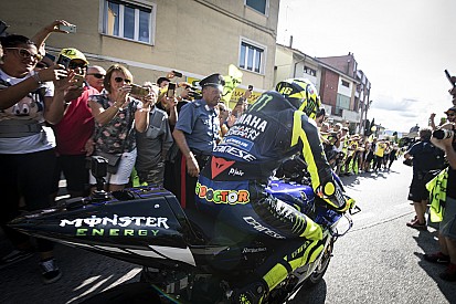 Valentino Rossi in moto sulla strada dove è cresciuto
