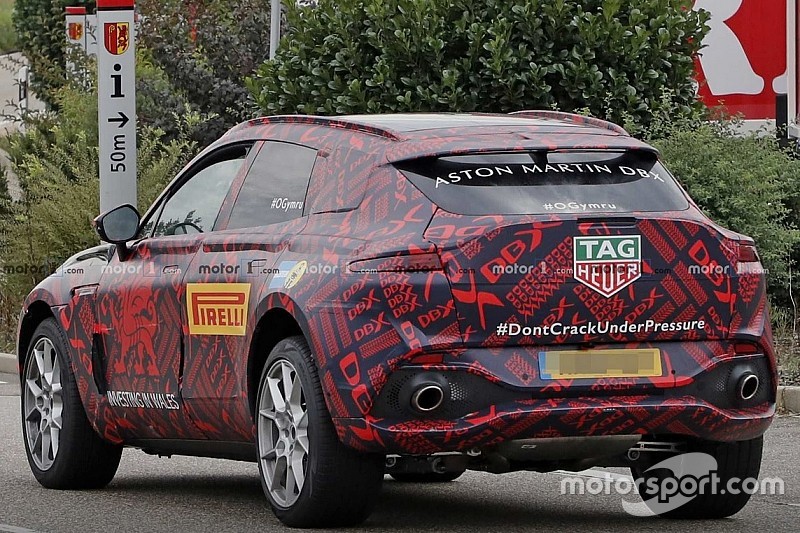 Új kémfotókon tekinthetőek meg az Aston Martin DBX hátsó lámpái