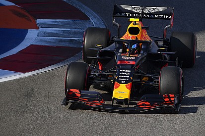 Albon sale desde el pitlane en Rusia