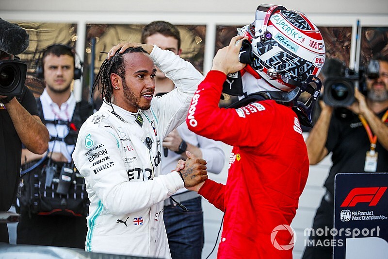 Hamilton: Ferrari erra ao forçar Leclerc como piloto número um