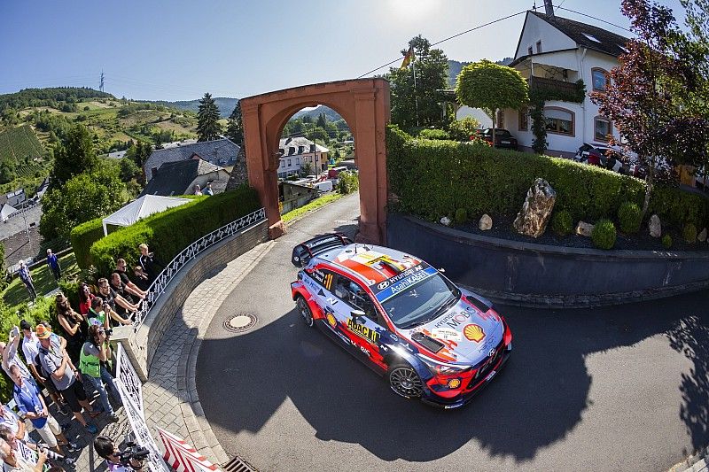 WRC Duitsland: Tegenslag Neuville, toeschouwer ontsnapt na val
