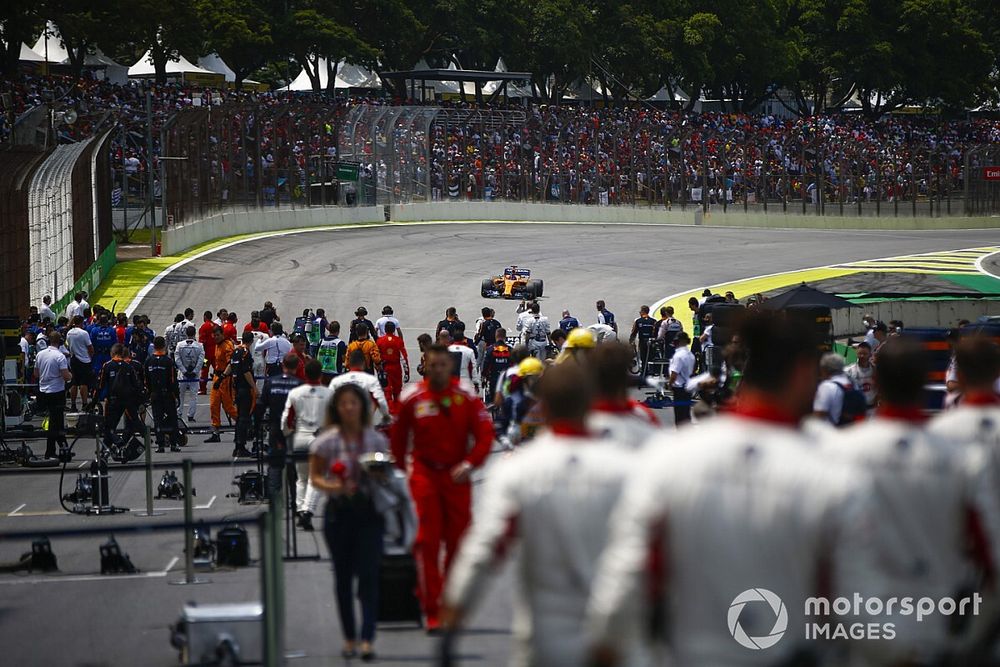 Fernando Alonso, McLaren MCL33, arrives on the grid