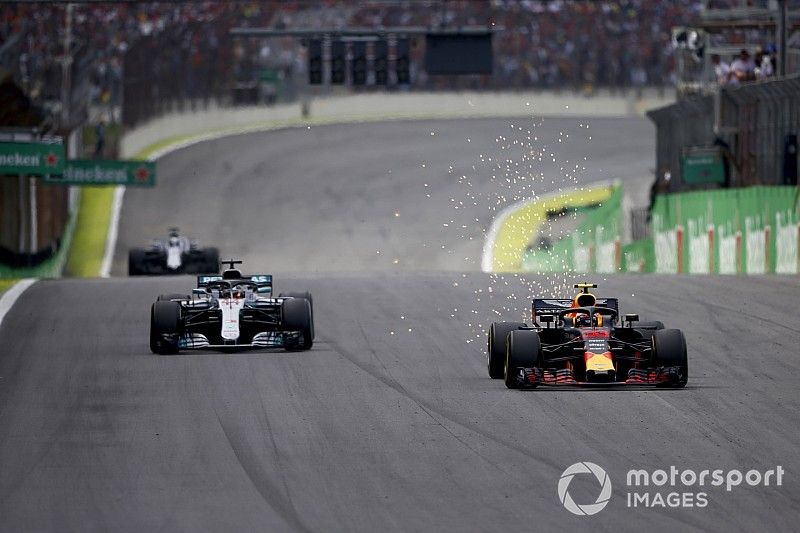 Max Verstappen, Red Bull Racing RB14, passeert Lewis Hamilton, Mercedes AMG F1 W09. 