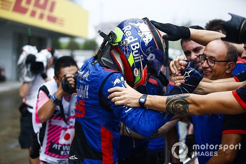 Brendon Hartley, Toro Rosso, celebrates his qualifying performance with colleagues in parc ferme.