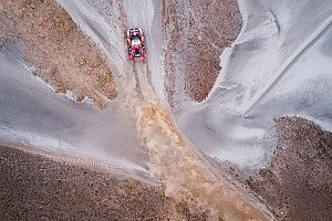A Dakar kegyetlen oldala: többen is ugyanabba a csapdába estek (videó)
