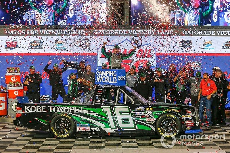 Brett Moffitt wins Phoenix Truck race with three-wide pass