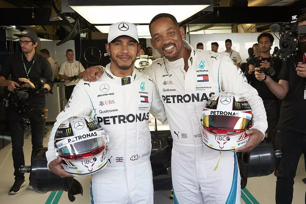 Lewis Hamilton, Mercedes AMG F1 et Will Smith posent dans le garage Mercedes
