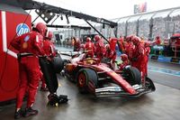 Hamilton debuta entre tensos mensajes de radio y falta de informaci&oacute;n de Ferrari