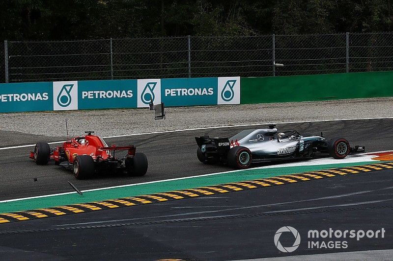 Sebastian Vettel, Ferrari SF71H spint na touche met Lewis Hamilton, Mercedes AMG F1 W09 