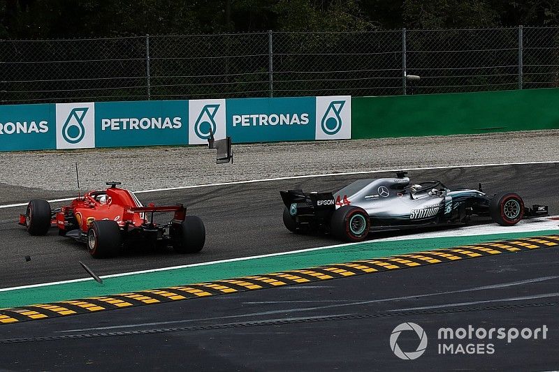 Sebastian Vettel, Ferrari SF71H en tête-à-queue après un contact avec Lewis Hamilton, Mercedes AMG F1 W09 