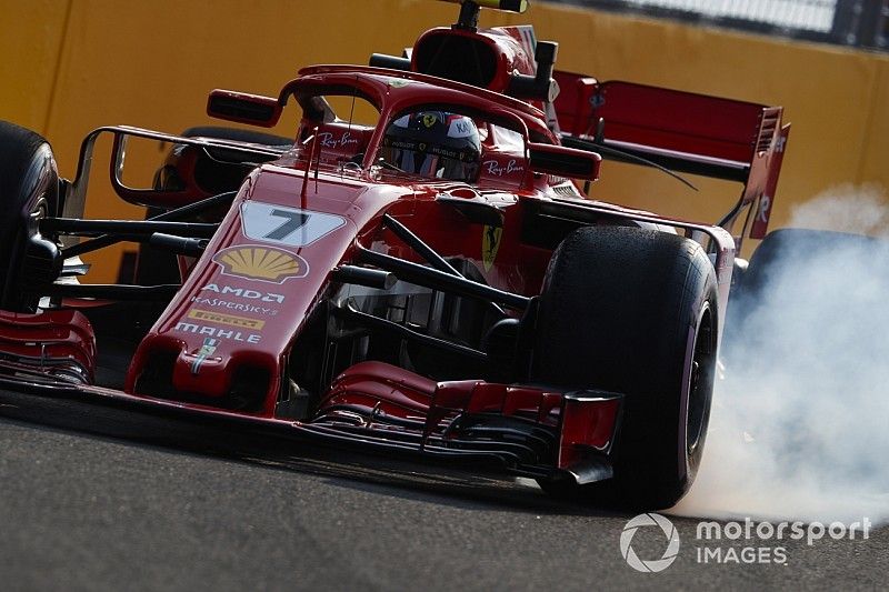 Kimi Raikkonen, Ferrari SF71H, blocca una ruota anteriore