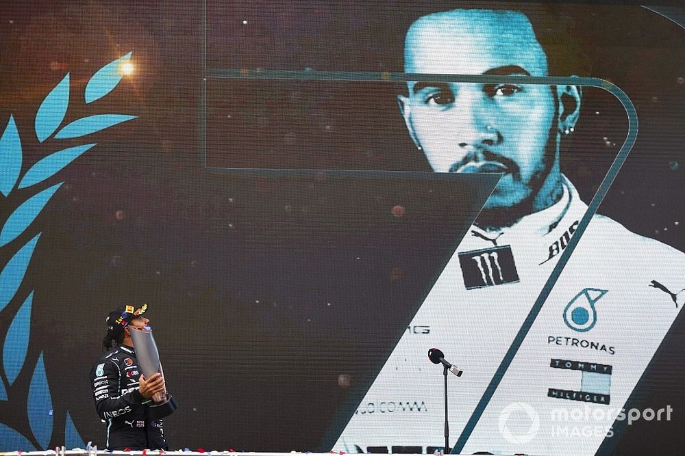 Le vainqueur Lewis Hamilton, Mercedes-AMG F1, sur le podium avec son trophée après avoir sécurisé son 7e titre mondial