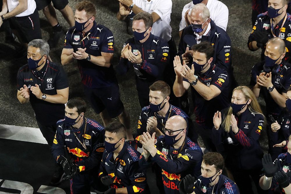 Red Bull потребовала у FIA расследовать нарушения Mercedes