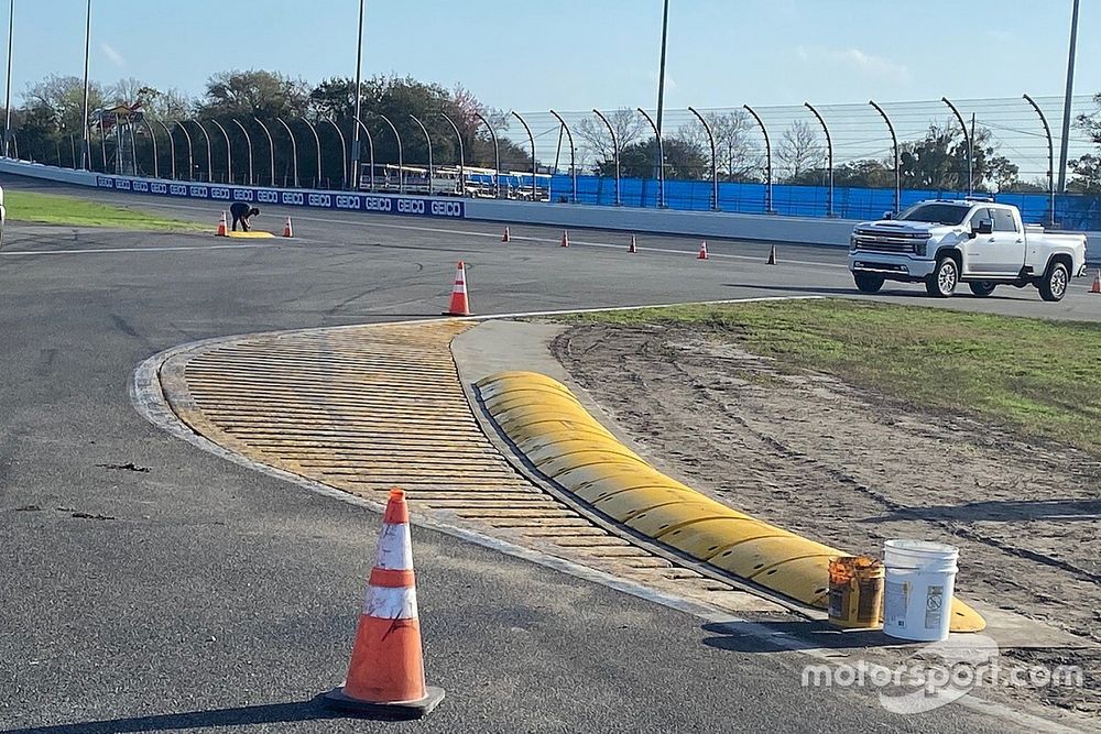 Concrete backdrop on the Daytona Road