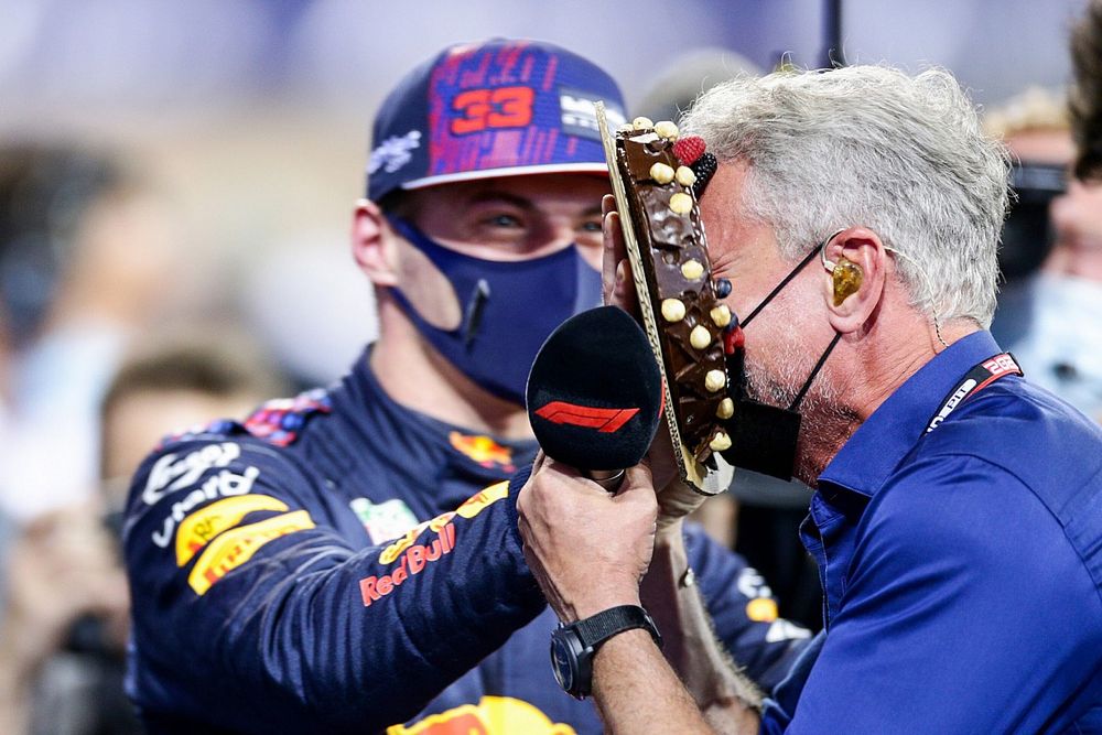 Ganador de la pole Max Verstappen, Red Bull Racing con David Coulthard le da un pastelazo 