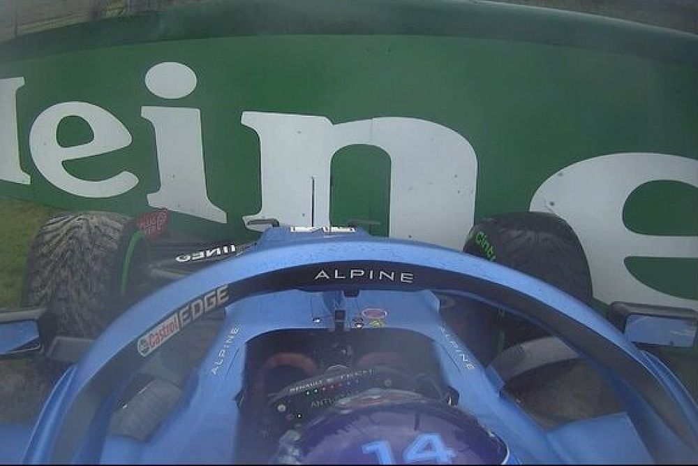 Accidente de Alonso camino de la parrilla de la F1 en Imola