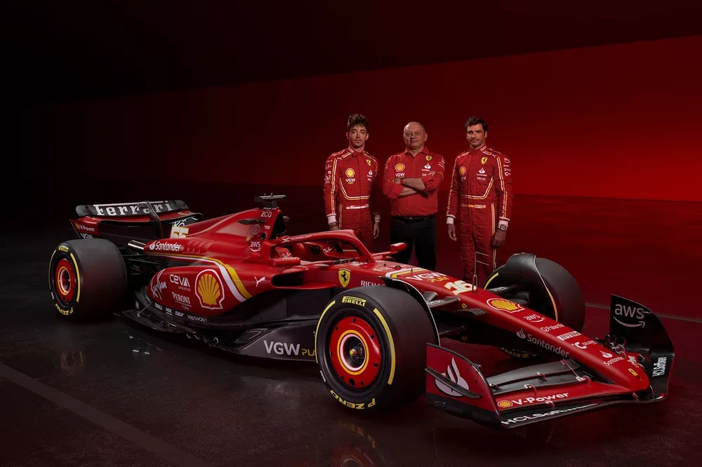 Charles Leclerc et Carlos Sainz avec Frederic Vasseur, directeur de la Scuderia Ferrari