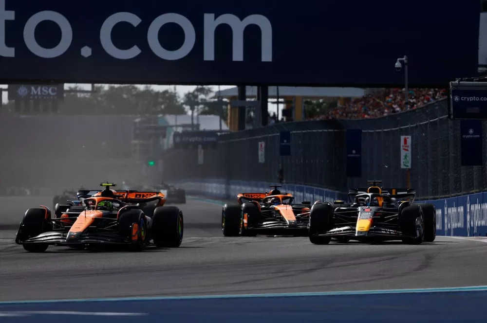 Lando Norris, McLaren MCL38, Max Verstappen, Red Bull Racing RB20, Oscar Piastri, McLaren MCL38
