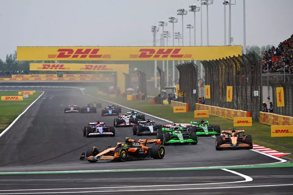 Lando Norris, McLaren MCL38, Oscar Piastri, McLaren MCL38, Zhou Guanyu, Kick Sauber C44, Valtteri Bottas, Kick Sauber C44, George Russell, Mercedes F1 W15, the remainder of the field