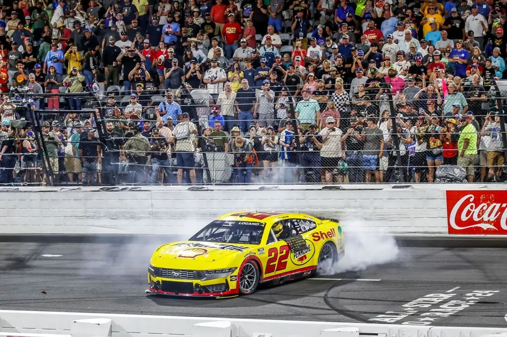 Race winner Joey Logano, Team Penske, Shell Pennzoil Ford Mustang