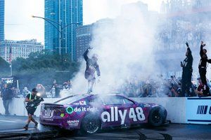 NASCAR Chicago: Alex Bowman se impone en carrera loca, Daniel Suárez en 11°