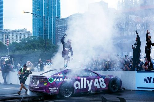 NASCAR Chicago: Alex Bowman se impone en carrera loca, Daniel Su&aacute;rez en 11&deg;