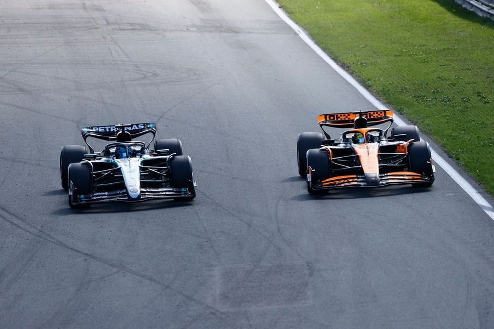 Oscar Piastri, McLaren MCL38, adelanta a George Russell, Mercedes F1 W15
