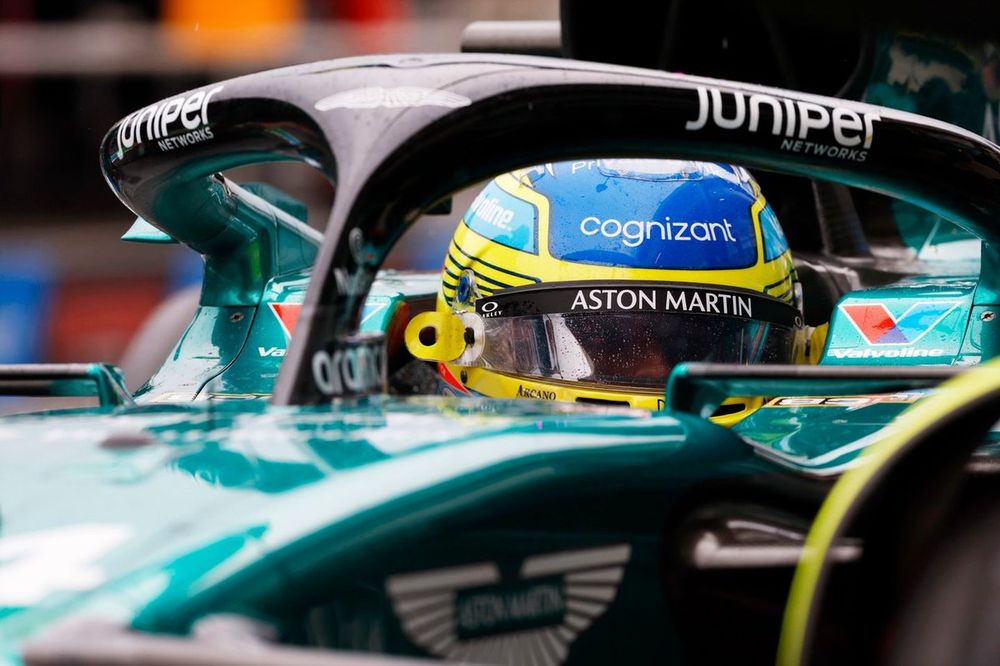 Fernando Alonso, Aston Martin AMR24, en boxes 