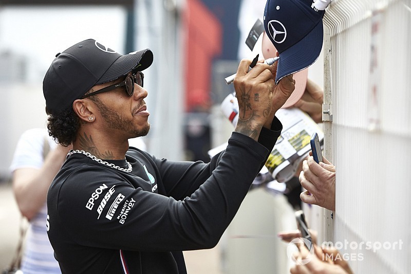 Meghalt a kisfiú, akinek Hamilton egy F1-es autót ajándékozott