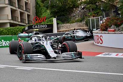Пилоты Mercedes почти на секунду опередили соперников по итогам четверга в Монако