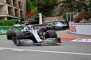 Пилоты Mercedes почти на секунду опередили соперников по итогам четверга в Монако