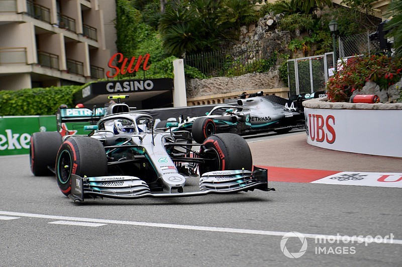 Пилоты Mercedes почти на секунду опередили соперников по итогам четверга в Монако