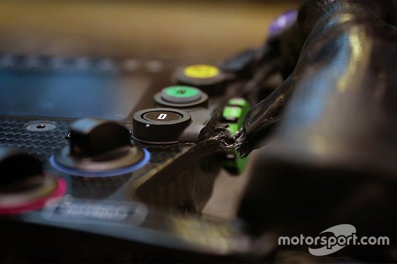 Alonso a cassé son volant en se crashant à Indy
