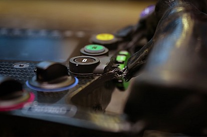 Alonso a cassé son volant en se crashant à Indy