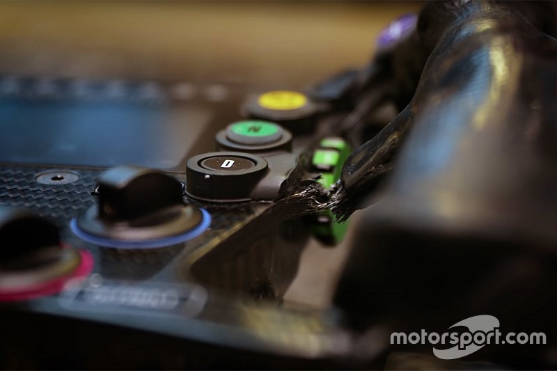 Alonso a cassé son volant en se crashant à Indy