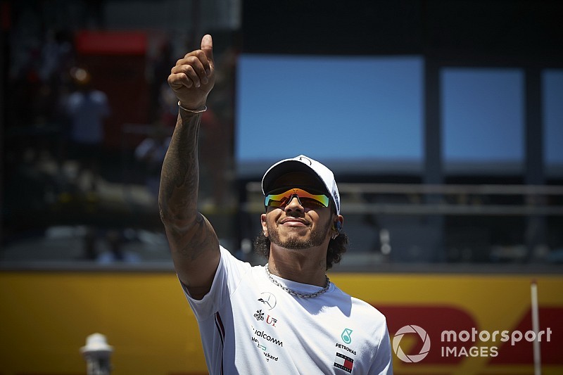 Hamilton szerint jobban kijön a mérnökeivel, mint a Mclarennél