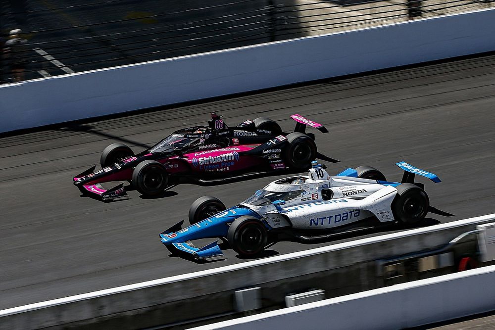 Helio Castroneves, Meyer Shank Racing Honda and Alex Palou, Chip Ganassi Racing Honda battle for the lead