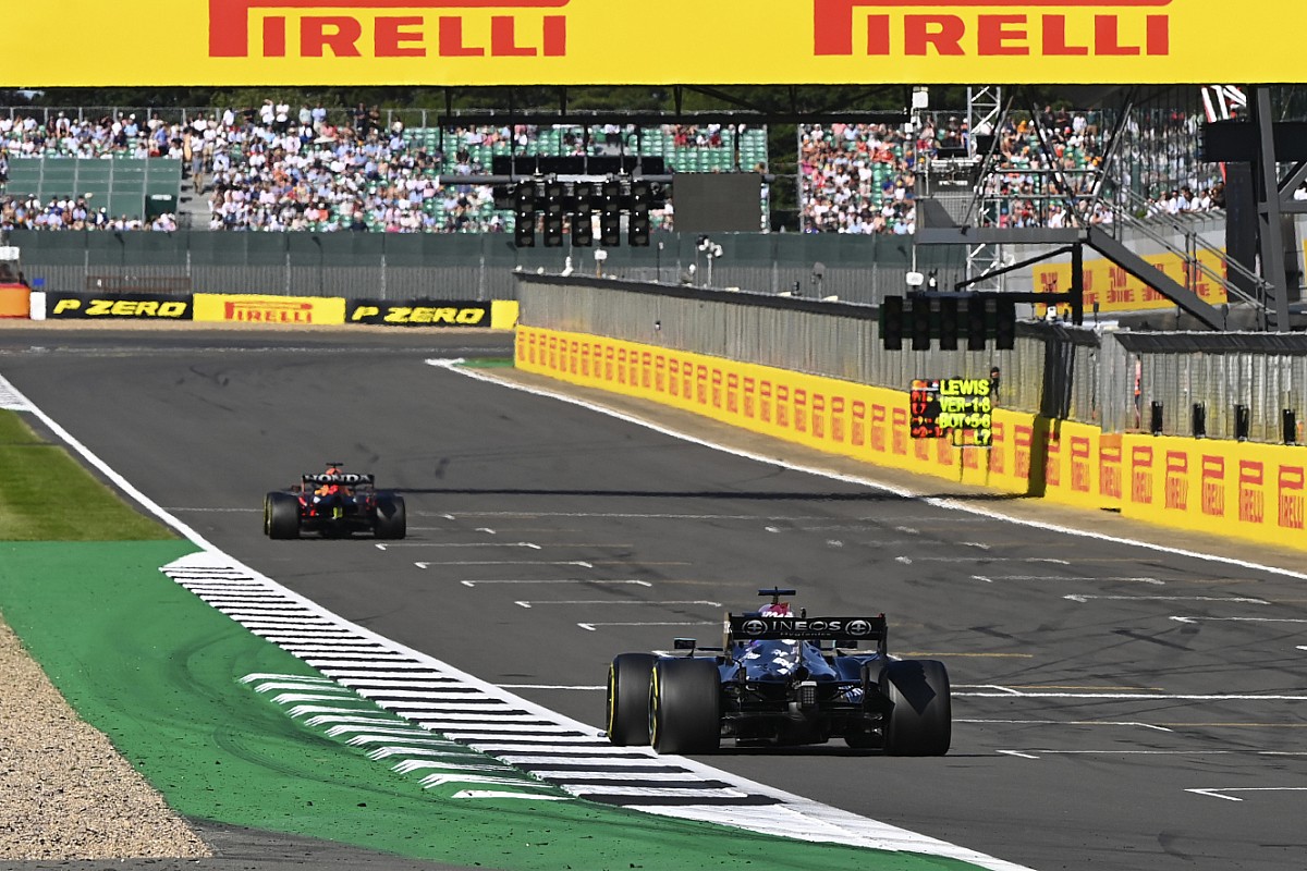 Waarom Hamilton niet zwaarder is gestraft na botsing met Verstappen