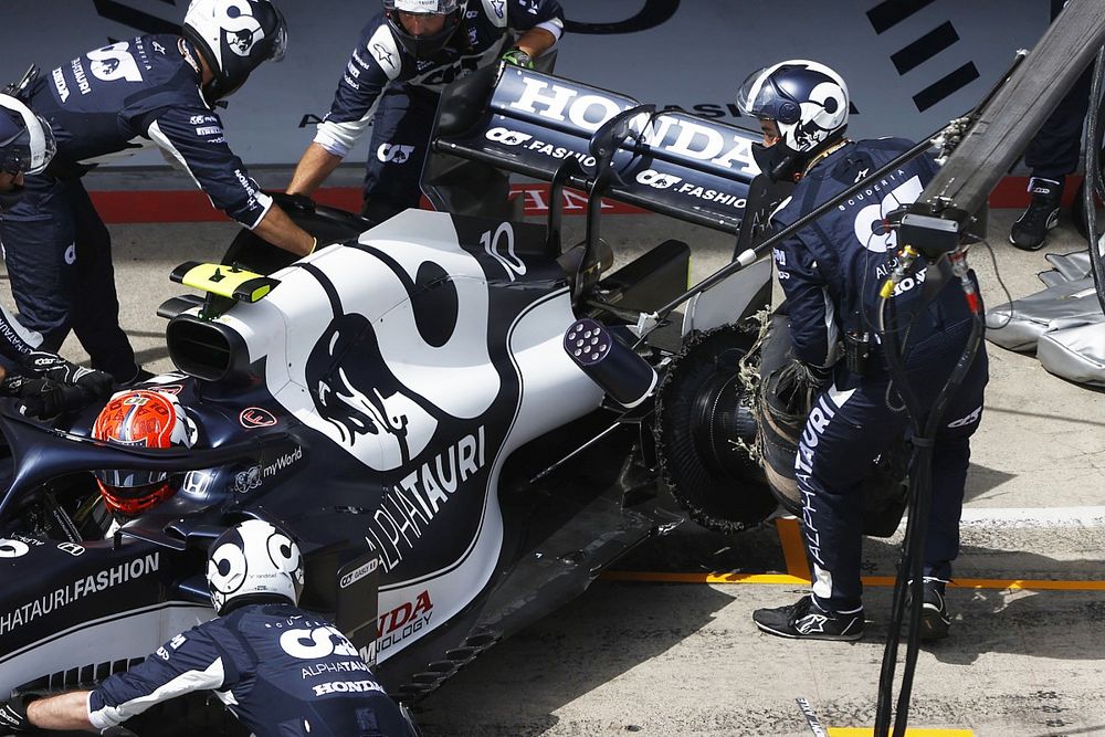 Pierre Gasly, AlphaTauri AT02, valt uit in de pits