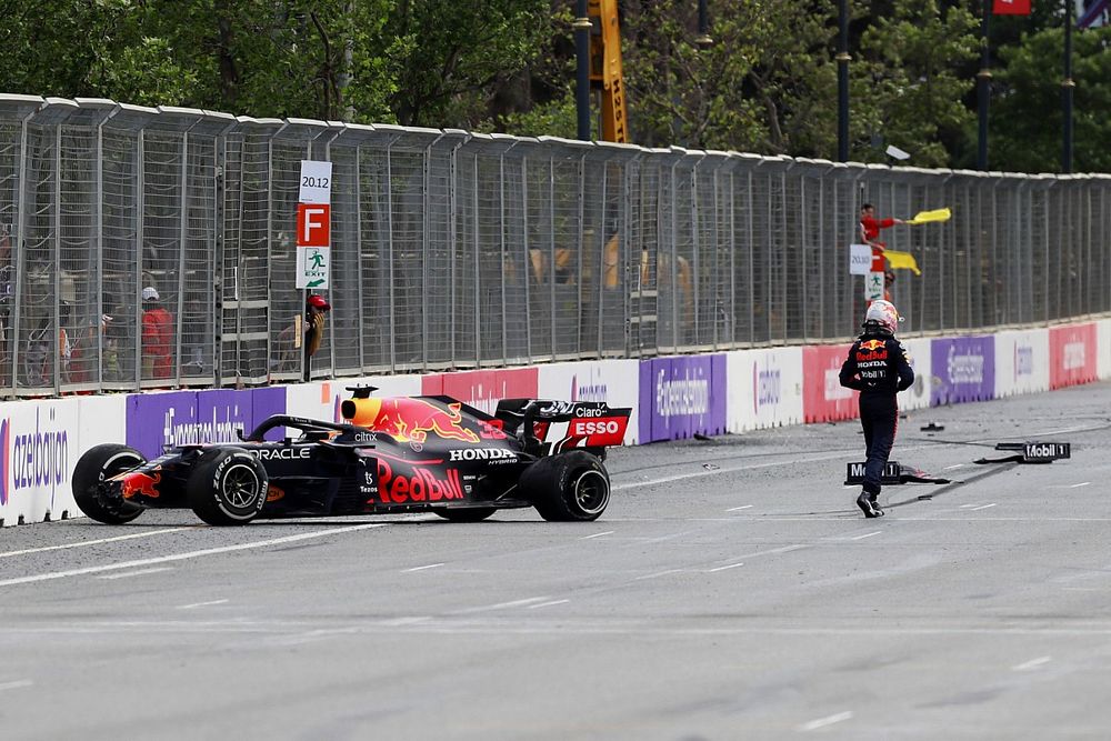 VIDEO: Verstappen ziet zege in rook opgaan na klapband in Baku