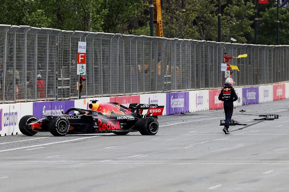 Max Verstappen, Red Bull Racing RB16B. na zijn crash in Baku