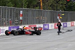 VIDEO: Verstappen ziet zege in rook opgaan na klapband in Baku