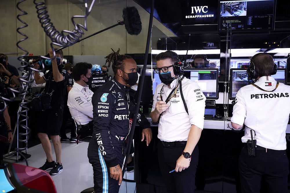 Lewis Hamilton, Mercedes, and Andrew Shovlin, Trackside Engineering Director, Mercedes AMG, in the garage