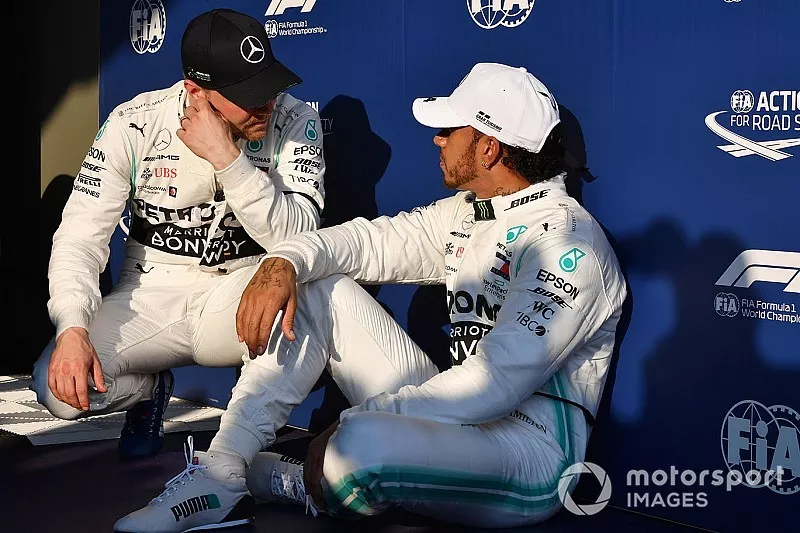 Valtteri Bottas, Mercedes AMG F1, et le poleman Lewis Hamilton, Mercedes AMG F1